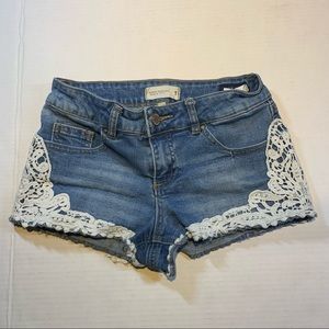 Sz. 1 Urban Heritage Light wash denim shorts with white lace details